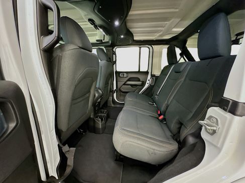 Used 2025 Jeep Wrangler Sahara image 28