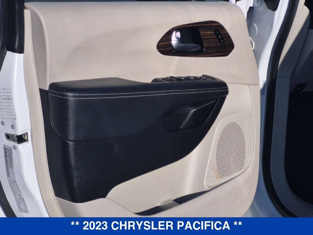 Used 2023 Chrysler Pacifica Limited FWD image 11