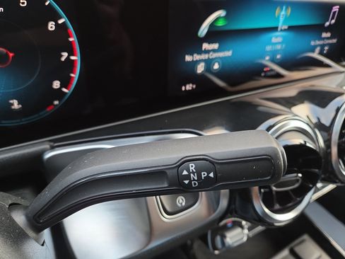 Used 2020 Mercedes-Benz GLB 250 4MATIC w/ Premium Package image 23