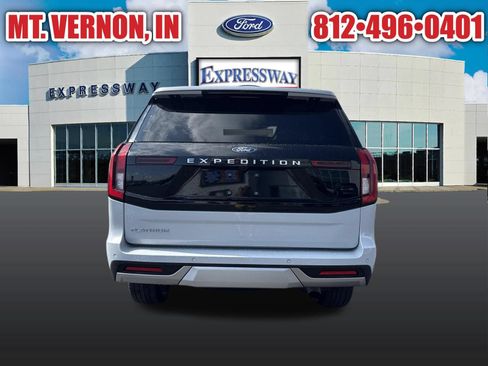 Used 2025 Ford Expedition Platinum w/ Driver's Package AWD/4WD image 5