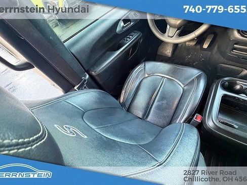 Used 2022 Chrysler Pacifica Touring-L w/ S Appearance Package image 10