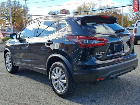 Used 2020 Nissan Rogue Sport SV image 4