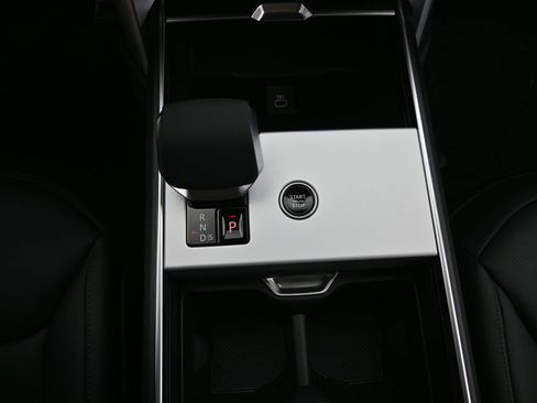 New 2025 Land Rover Range Rover Long Wheelbase SE image 30