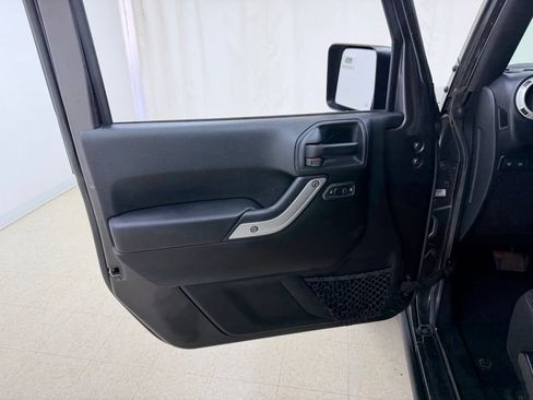 Used 2018 Jeep Wrangler Unlimited Rubicon w/ Dual Top Group AWD/4WD image 16