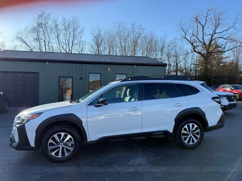 Used 2025 Subaru Outback Premium image 3