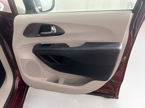 Used 2023 Chrysler Pacifica Touring-L image 32