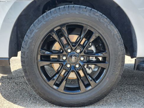 Used 2024 Ford Expedition XLT RWD image 7