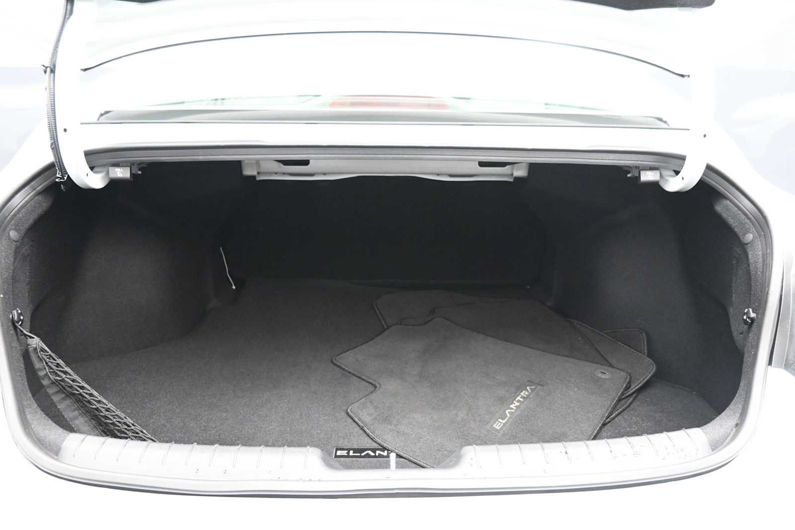Used 2025 Hyundai Elantra SE FWD image 21