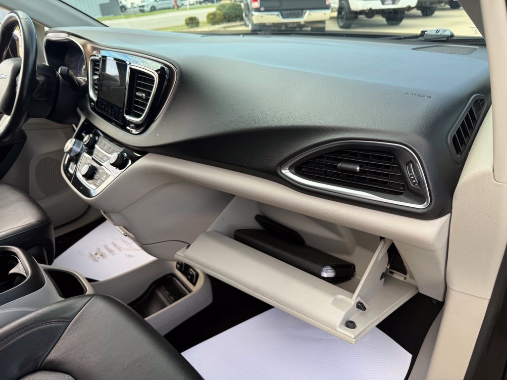 Used 2019 Chrysler Pacifica Touring-L Plus w/ Advanced Safetytec Group FWD image 47