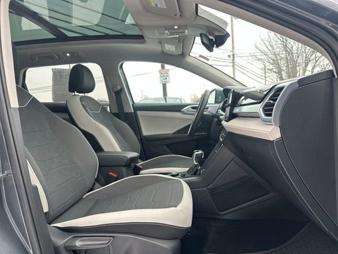 Used 2025 Volkswagen Taos SE w/ Panoramic Sunroof Package image 16
