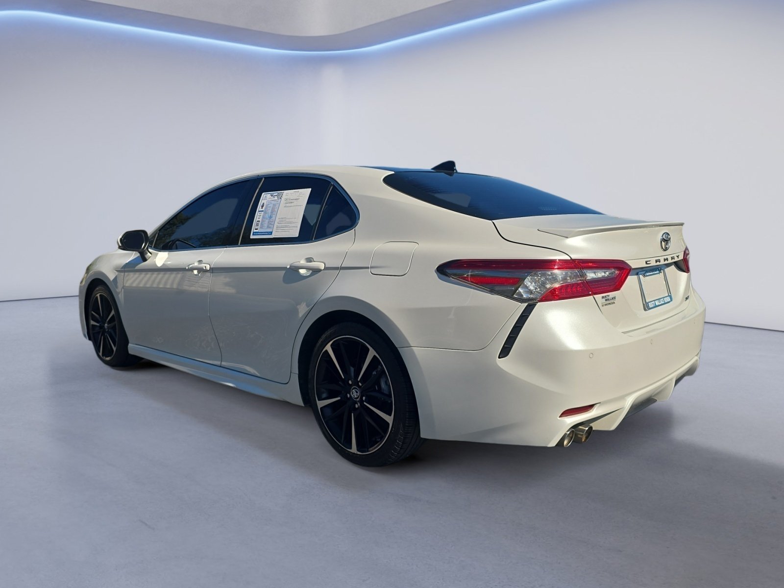 Used 2018 Toyota Camry XSE FWD image 3