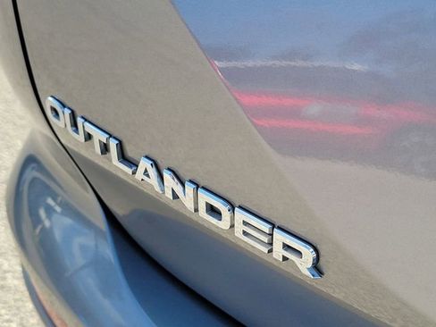 Used 2024 Mitsubishi Outlander SE image 9