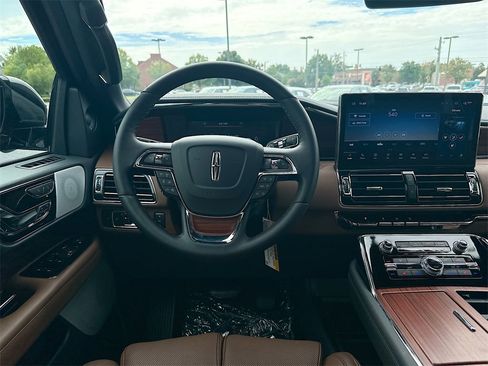 Used 2024 Lincoln Navigator Reserve image 19