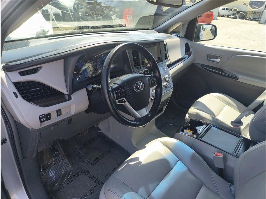Used 2015 Toyota Sienna XLE FWD image 5