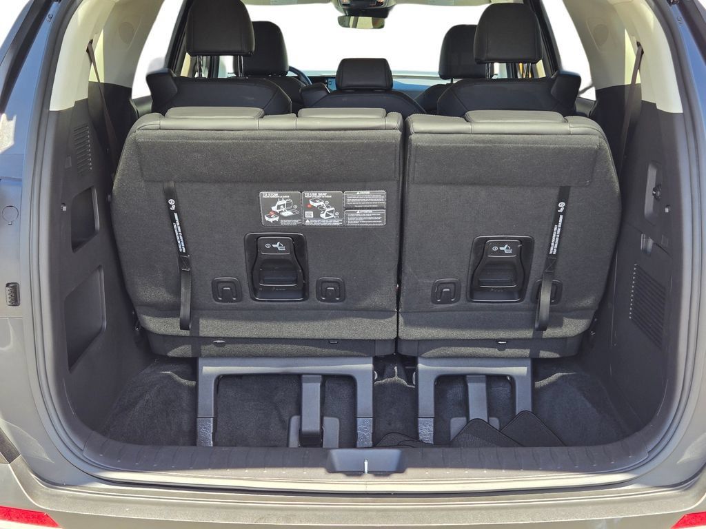 Certified 2025 Kia Carnival FWD image 12
