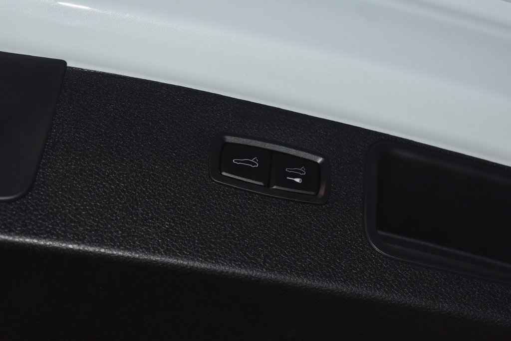 Certified 2026 Porsche Macan AWD/4WD image 35