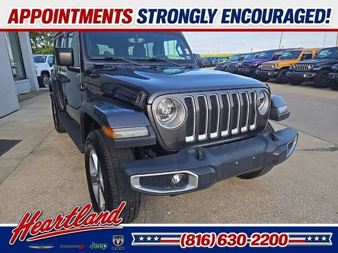 Used 2018 Jeep Wrangler Unlimited Sahara AWD/4WD image 13