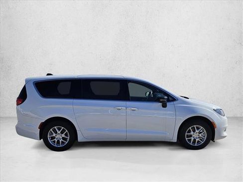 New 2025 Chrysler Voyager LX image 4