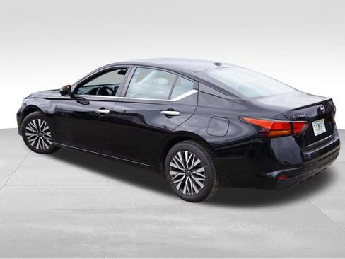 Used 2024 Nissan Altima 2.5 SV FWD image 8