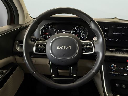 Used 2024 Kia Carnival LX FWD image 18