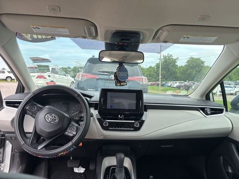 Used 2024 Toyota Corolla LE FWD image 5