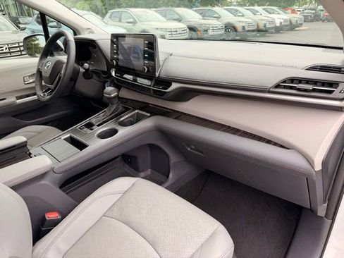 Used 2023 Toyota Sienna Limited FWD image 37