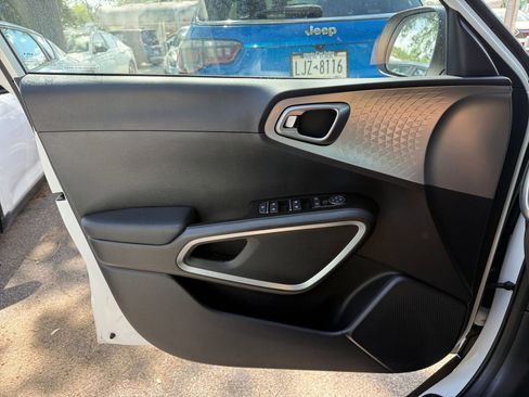 Used 2025 Kia Soul LX w/ LX Technology Package FWD image 18