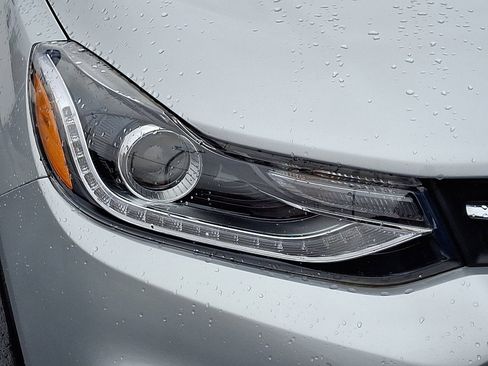 Used 2022 Chevrolet Trax LT w/ LT Convenience Package image 9