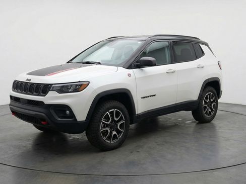 Used 2025 Jeep Compass Trailhawk image 3