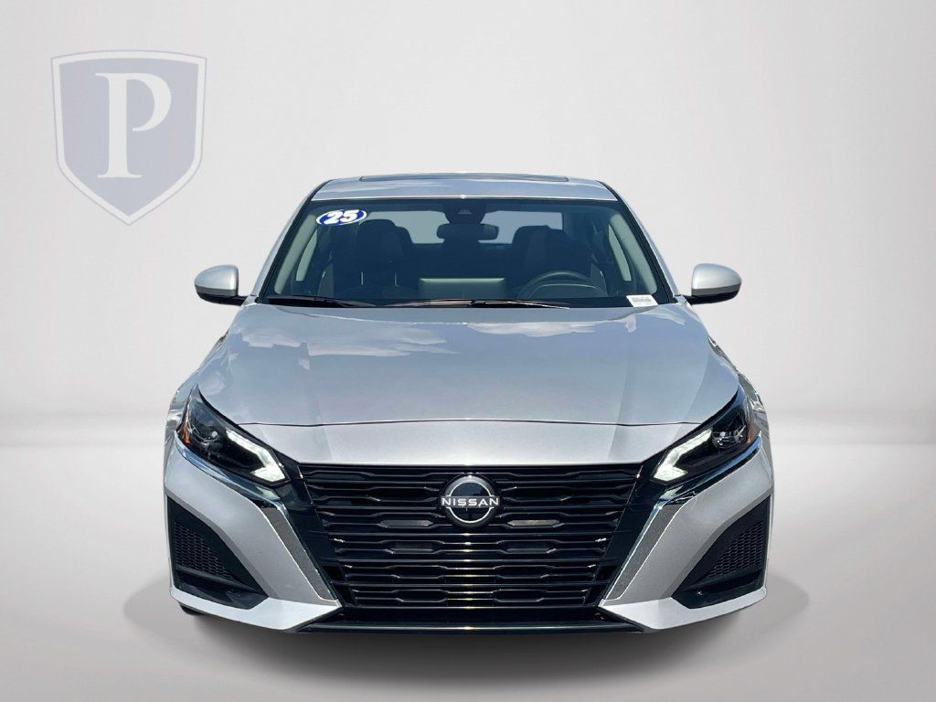 Used 2025 Nissan Altima 2.5 SV w/ SV Special Edition Package FWD image 3
