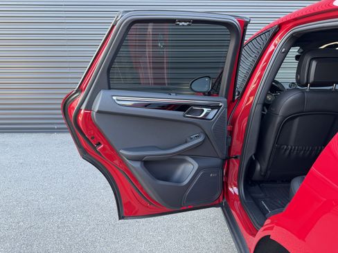 Certified 2025 Porsche Macan image 32