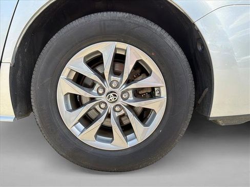 Used 2024 Toyota Sienna XLE FWD image 9