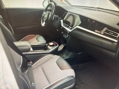 Used 2022 Kia Niro EX w/ Cold Weather Package image 7