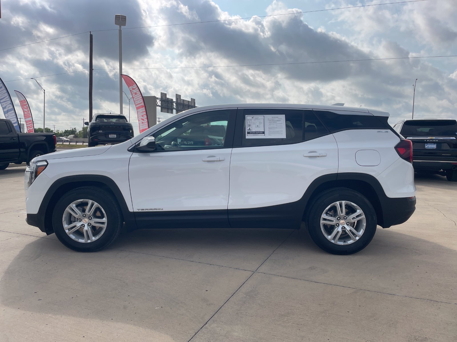 Used 2024 GMC Terrain SLE w/ LPO, Floor Liner Package FWD image 2