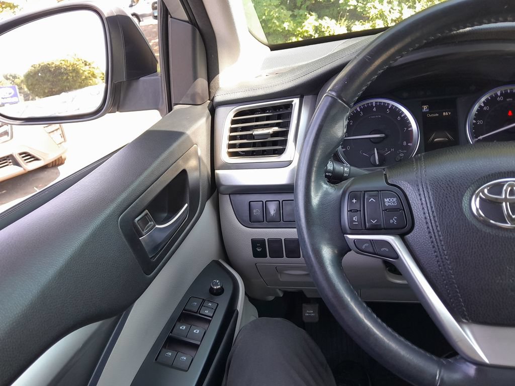 Used 2018 Toyota Highlander XLE AWD/4WD image 18