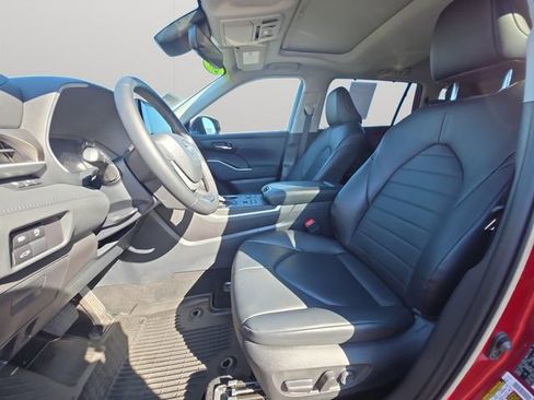 Used 2023 Toyota Highlander XLE image 10