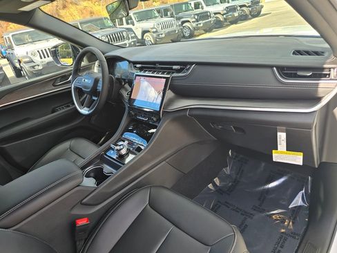 New 2025 Jeep Grand Cherokee L Limited image 28