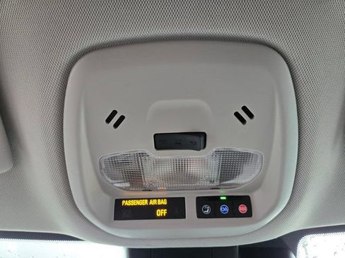 Used 2025 Chevrolet Trax LT w/ LT Convenience Package FWD image 21
