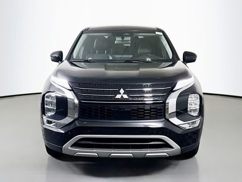 Used 2022 Mitsubishi Outlander SE image 2