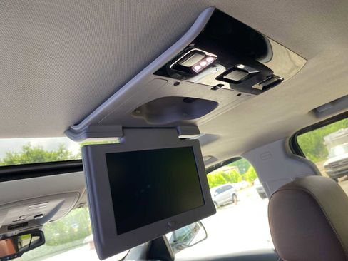 Used 2020 Chevrolet Suburban Premier w/ Premier Plus Edition image 38