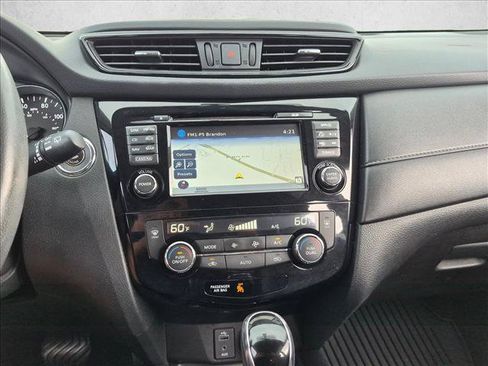 Used 2017 Nissan Rogue SV w/ SV Premium Package FWD image 12