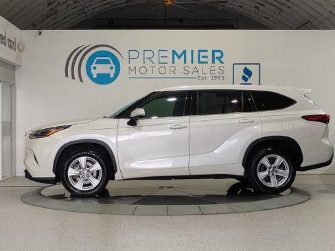 Used 2021 Toyota Highlander L image 2