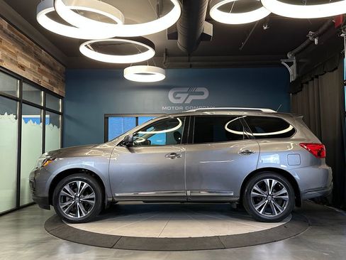 Used 2017 Nissan Pathfinder Platinum AWD/4WD image 6
