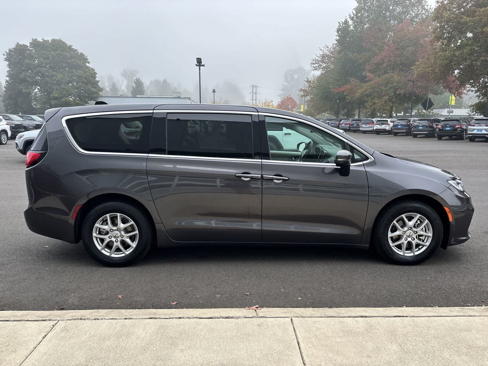 Used 2023 Chrysler Pacifica Touring-L FWD image 4
