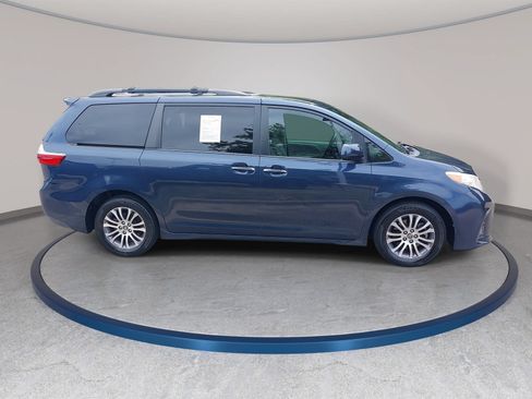 Used 2018 Toyota Sienna XLE Premium FWD image 4