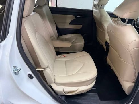Used 2025 Toyota Highlander XLE AWD/4WD image 45