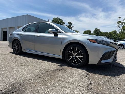 Used 2023 Toyota Camry SE FWD image 7