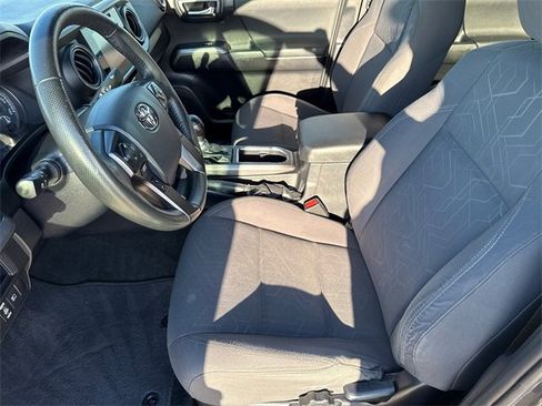 Used 2018 Toyota Tacoma TRD Sport w/ Technology Package image 18