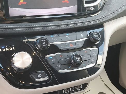 Used 2022 Chrysler Pacifica Touring-L image 22