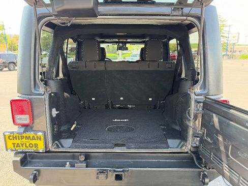 Used 2017 Jeep Wrangler Unlimited Rubicon AWD/4WD image 22